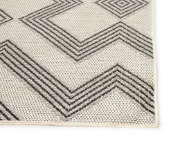 Broyhill Palermo White & Black Geometric Outdoor Area Rug -Broyhill 810586762 810586761 810586760 LawnNGarden Ecomm 090722 Roy A8 2